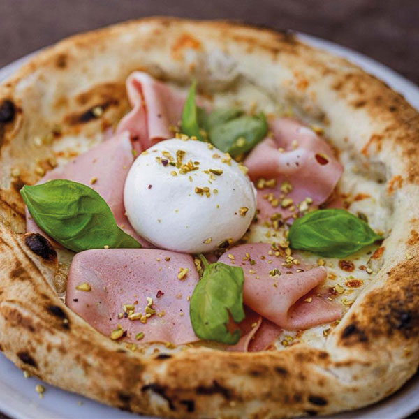 Primo piano di una pizza